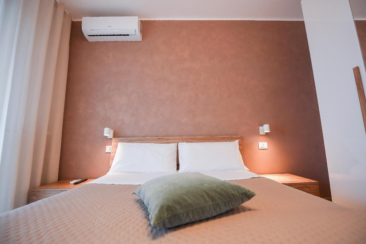 Karol Bari Airport Hotel Exterior photo